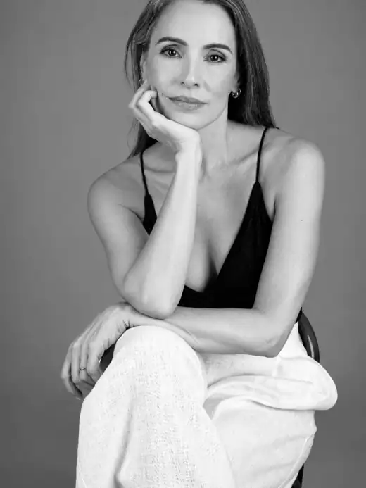 Retrato de Ana Hilbk em preto e branco